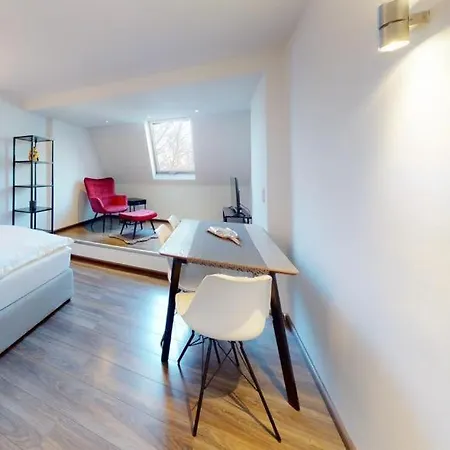 Apartment Spacious 4 Bedroom Near Center *