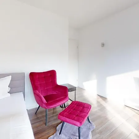Spacious 4 Bedroom Near Center *