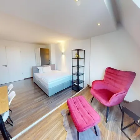 Spacious 4 Bedroom Near Center *