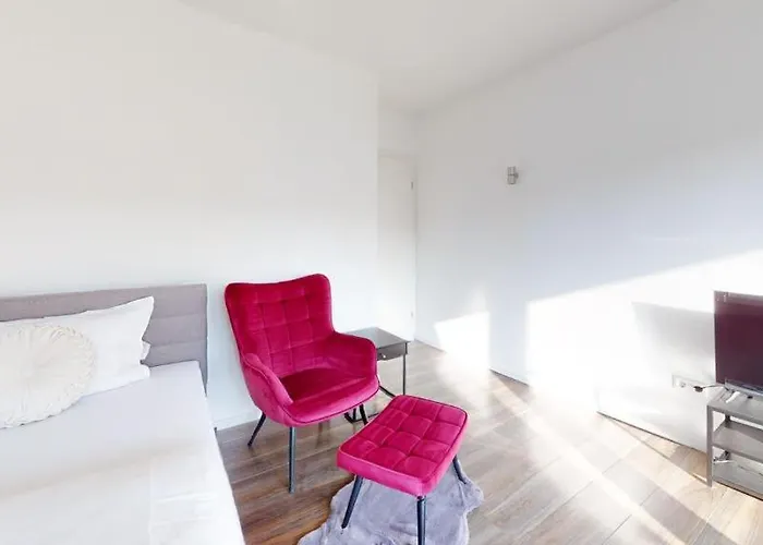 Spacious 4 Bedroom Near Center *