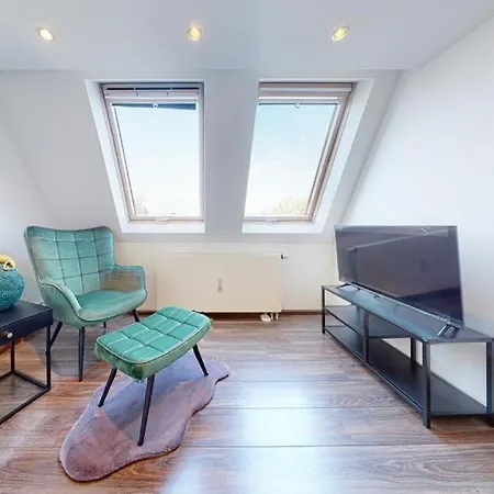 Spacious 4 Bedroom Near Center Lejlighed *