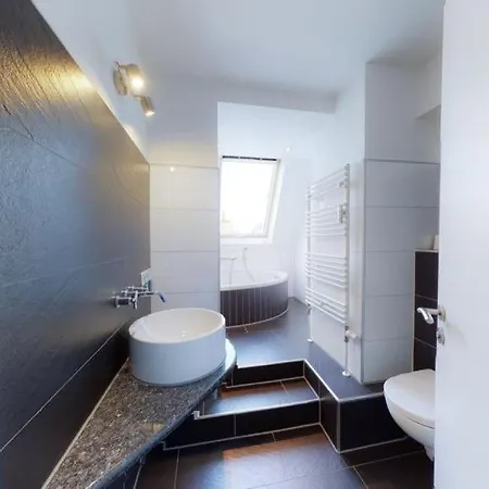 Spacious 4 Bedroom Near Center Апартаменты *