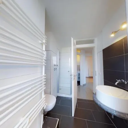 Spacious 4 Bedroom Near Center Апартаменты