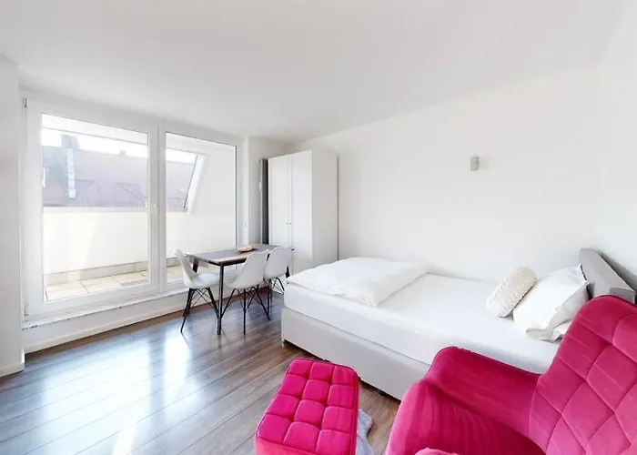 Spacious 4 Bedroom Near Center *