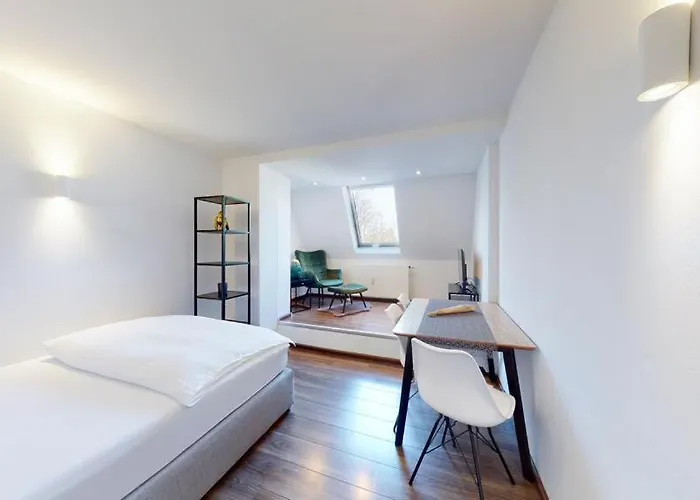 Spacious 4 Bedroom Near Center