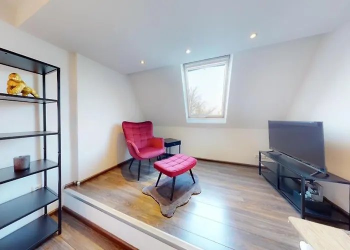 Spacious 4 Bedroom Near Center Apartamento