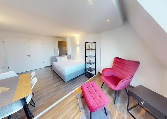 Spacious 4 Bedroom Near Center *