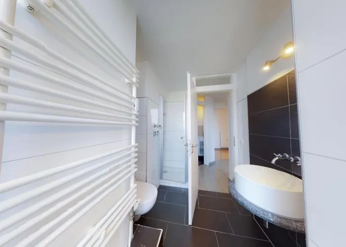 Spacious 4 Bedroom Near Center Apartamento