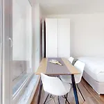 Spacious 4 Bedroom Near Center Appartamento