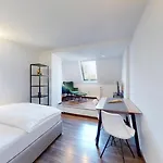 Spacious 4 Bedroom Near Center