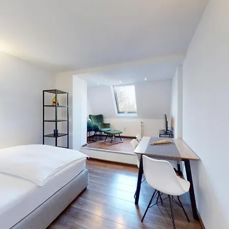 Spacious 4 Bedroom Near Center