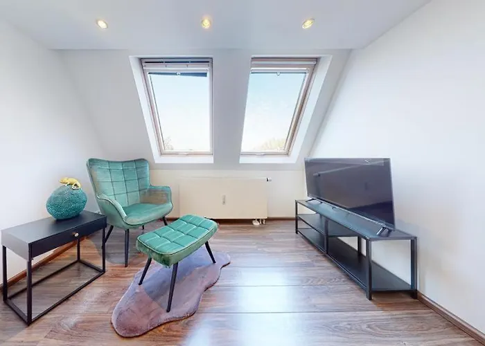 Spacious 4 Bedroom Near Center Lägenhet *