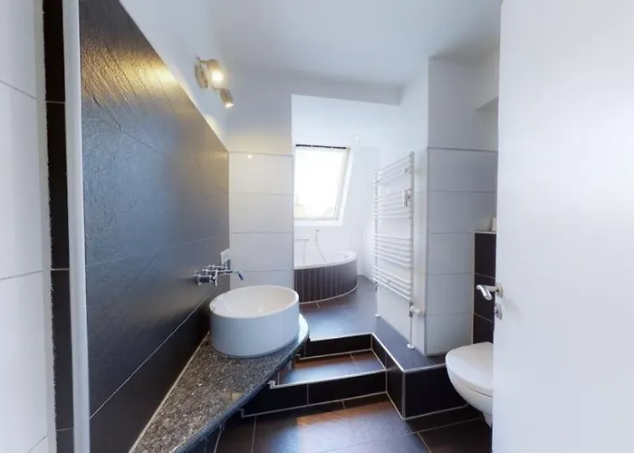 Spacious 4 Bedroom Near Center 아파트 *