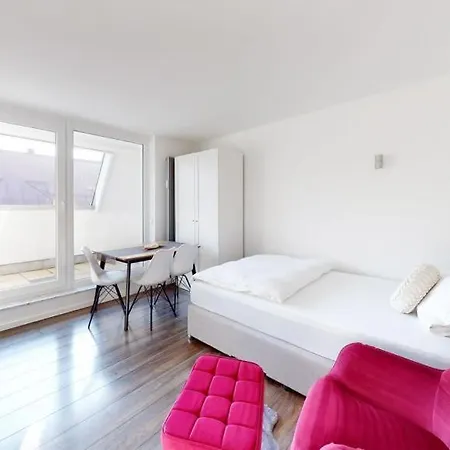 Spacious 4 Bedroom Near Center *
