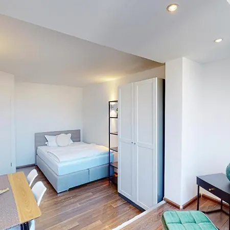Spacious 4 Bedroom Near Center *