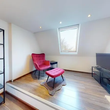 Spacious 4 Bedroom Near Center Apartman